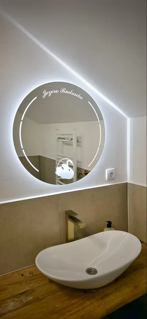 Apartman 1 — LED ogledalo sa natpisom Jezero Rudanka iznad lavaboa