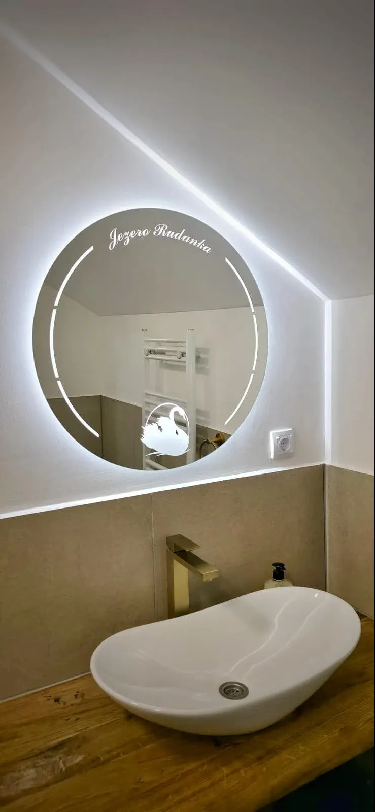 Apartman 1 — LED ogledalo sa natpisom Jezero Rudanka iznad lavaboa