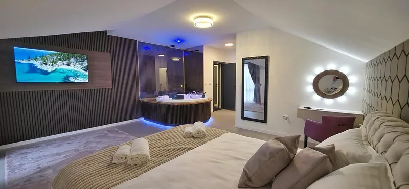 Apartman 1 (Delux) — bračni krevet, hidromasažna kada, TV i toaletni sto