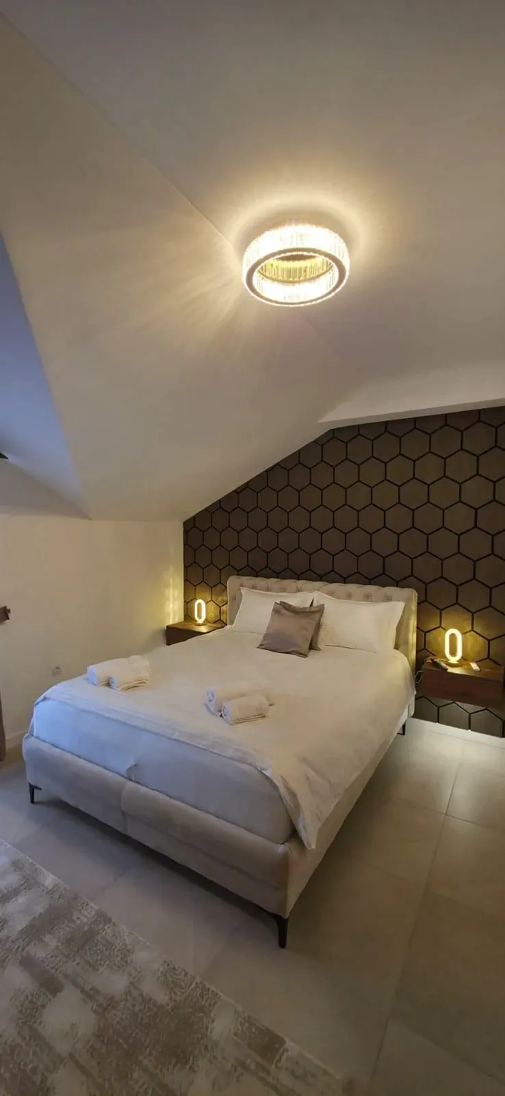 Apartman 2 — bračni krevet sa noćnim lampama