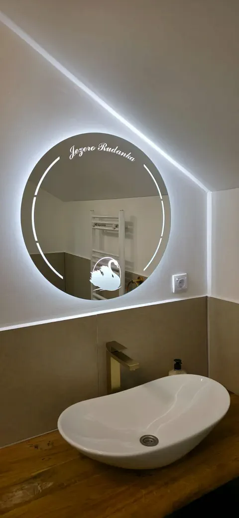 Apartman 2 — LED ogledalo sa natpisom Jezero Rudanka