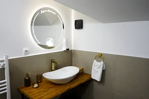 Apartman 3 — lavabo na drvenoj ploči i LED ogledalo