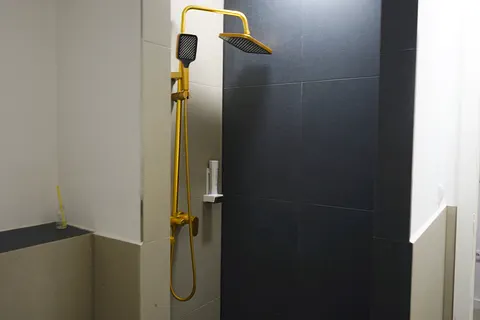 Apartman 3 — kišni tuš u zlatnoj boji