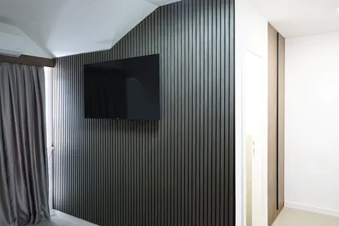 Apartman 3 — TV na zidu od drvenih letvica