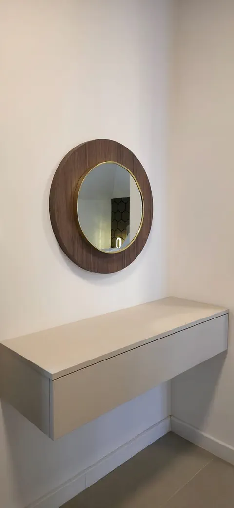 Apartman 4 — toaletni sto sa okruglim ogledalom