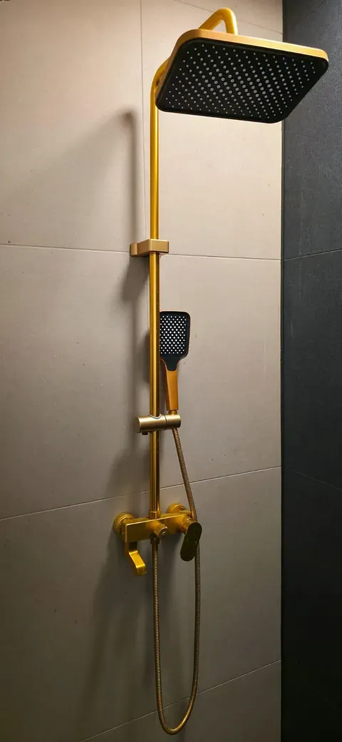 Apartman 4 — kišni tuš u zlatnoj boji