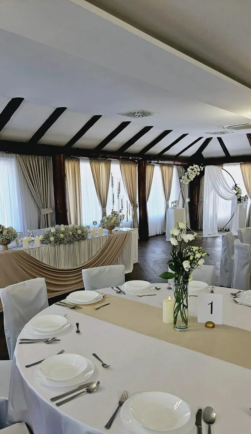 Sala u bijelom — sto za mladence, luk i okrugli stolovi