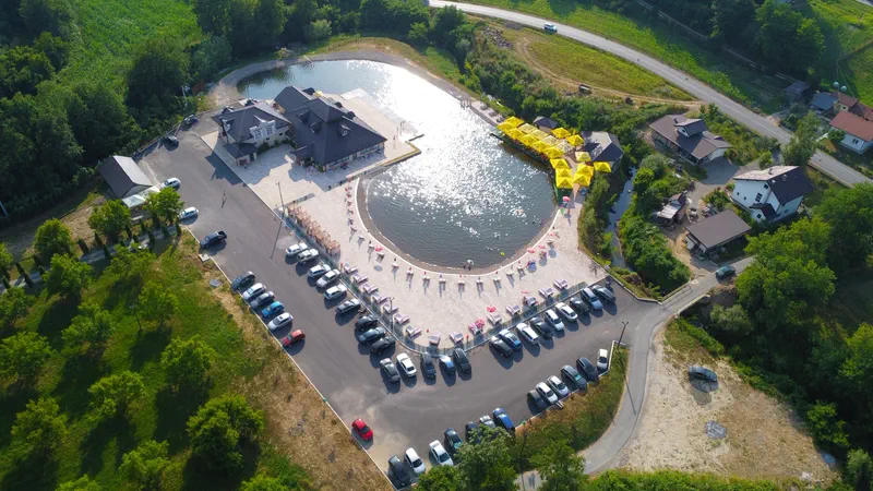 Jezero Rudanka iz ptičije perspektive, plaža, suncobrani i parking