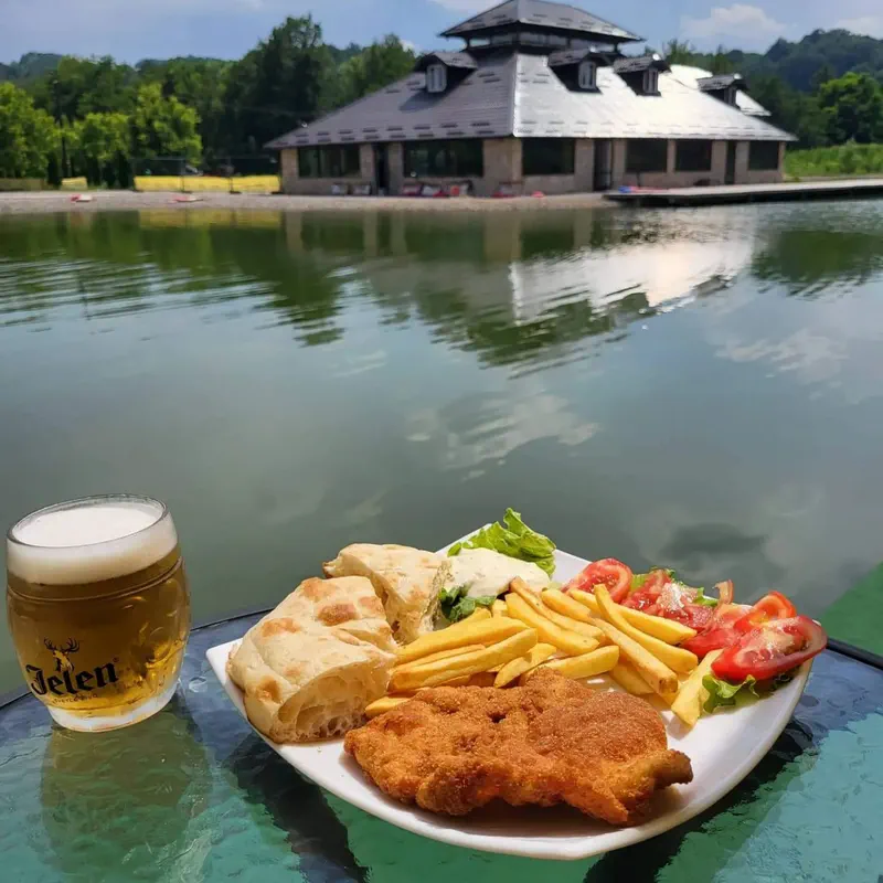 Ručak uz pogled na jezero