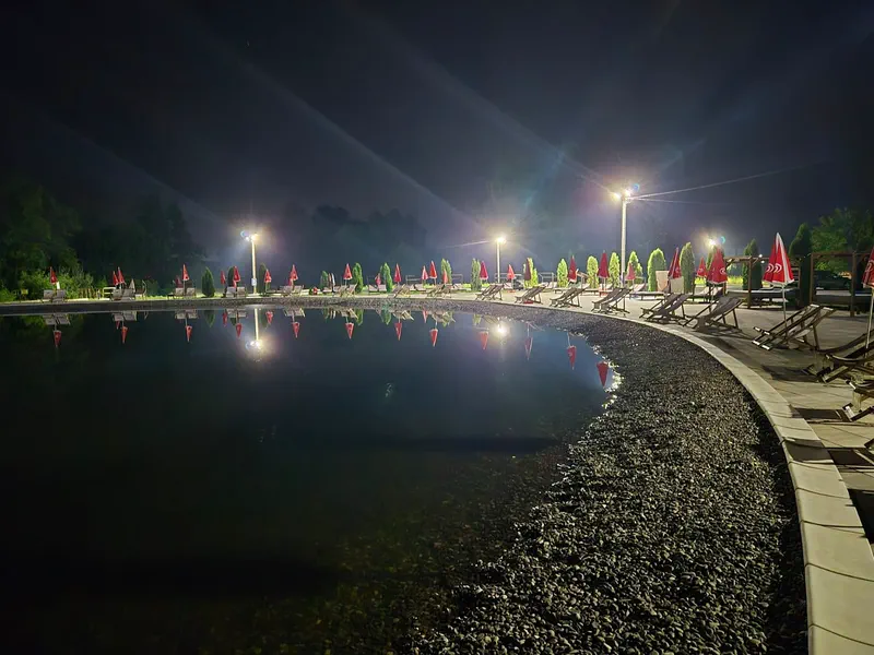 Jezero Rudanka noću, osvijetljena obala