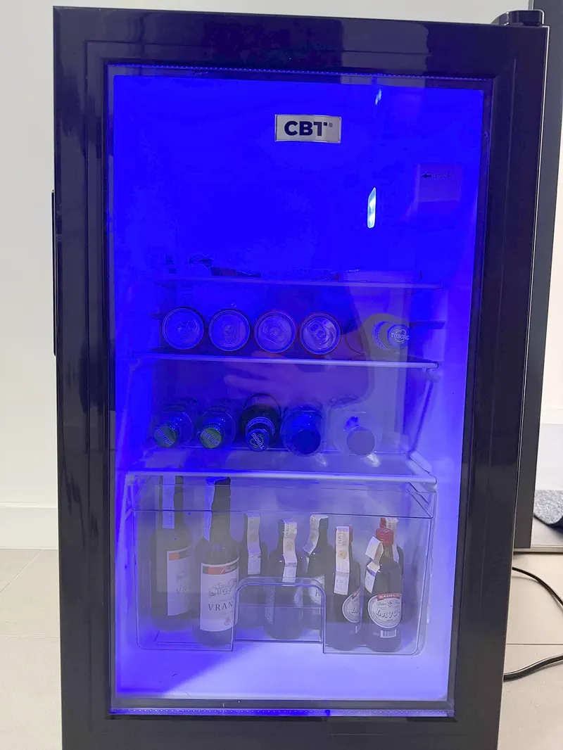 Mini bar sa hladnim pićima u apartmanu