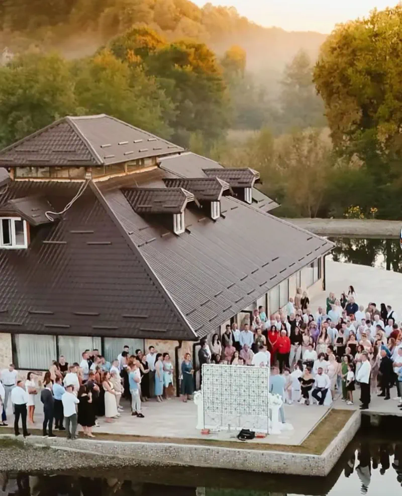 Svatovi ispred svečane sale na obali Jezera Rudanka, snimak iz drona
