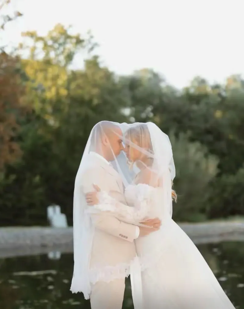 Trenutak pod velom, uz samu vodu