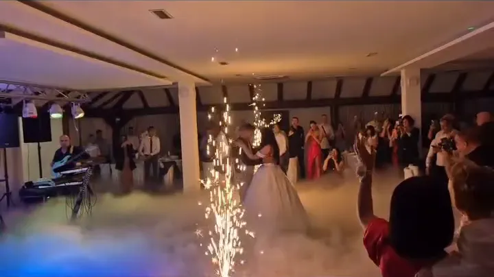Prvi ples uz teški dim i prskalice