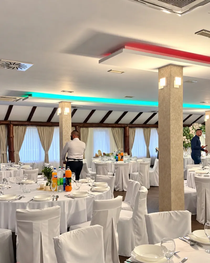 Sala sa LED rasvjetom na plafonu i postavljenim stolovima