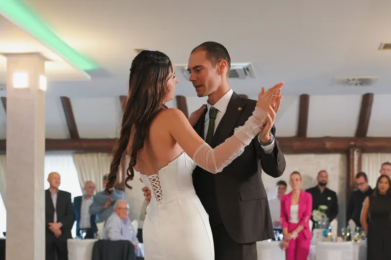 Mladenci plešu prvi ples u svečanoj sali