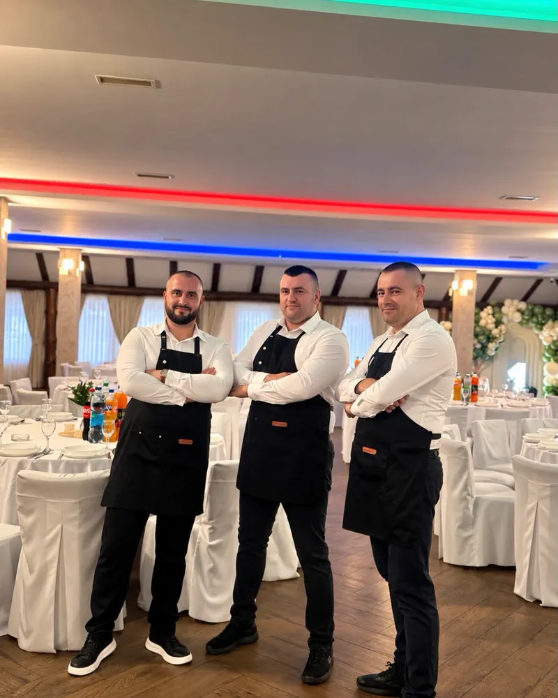Konobari Jezera Rudanka u svečanoj sali spremnoj za proslavu