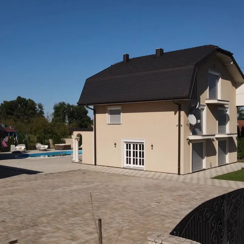 Vila Sofia i popločano dvorište sa bazenom