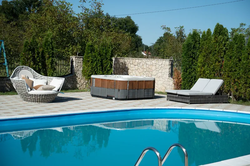 Bazen i jacuzzi u dvorištu vile