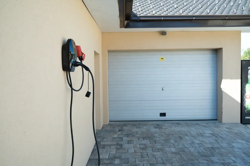 Punjač za električna vozila kod garaže